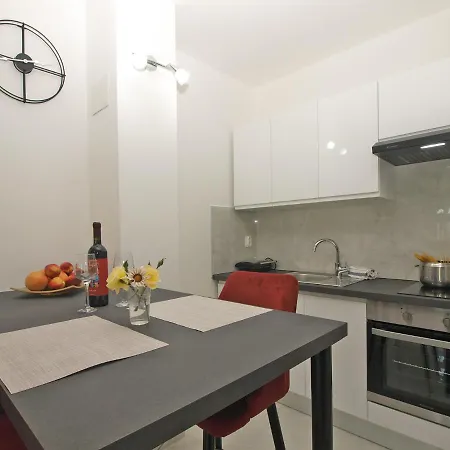 아파트 Florinda 2091 풀라